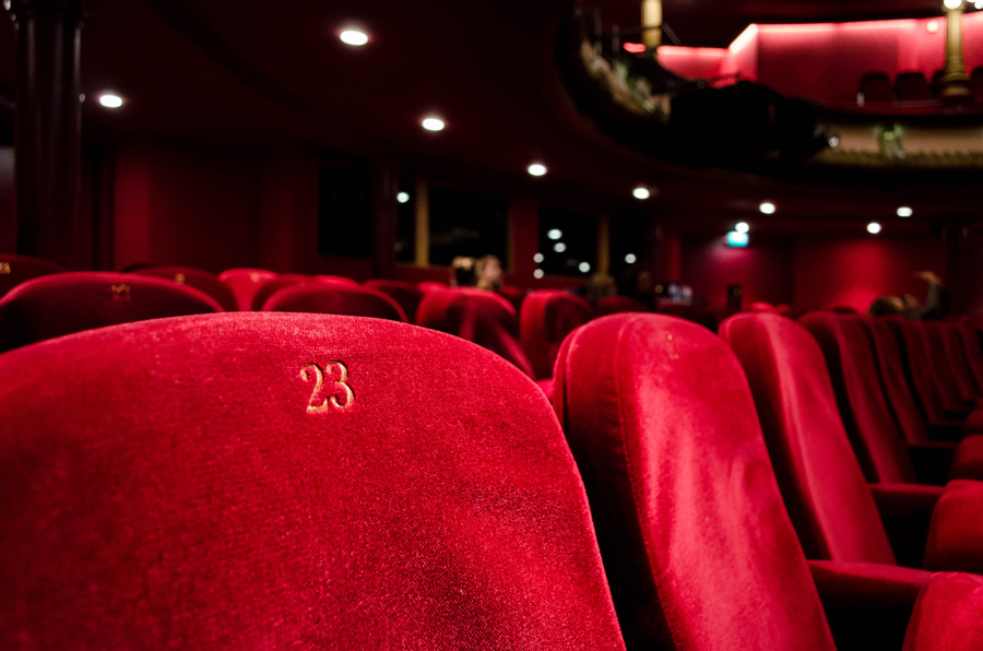 sièges de cinéma rouges